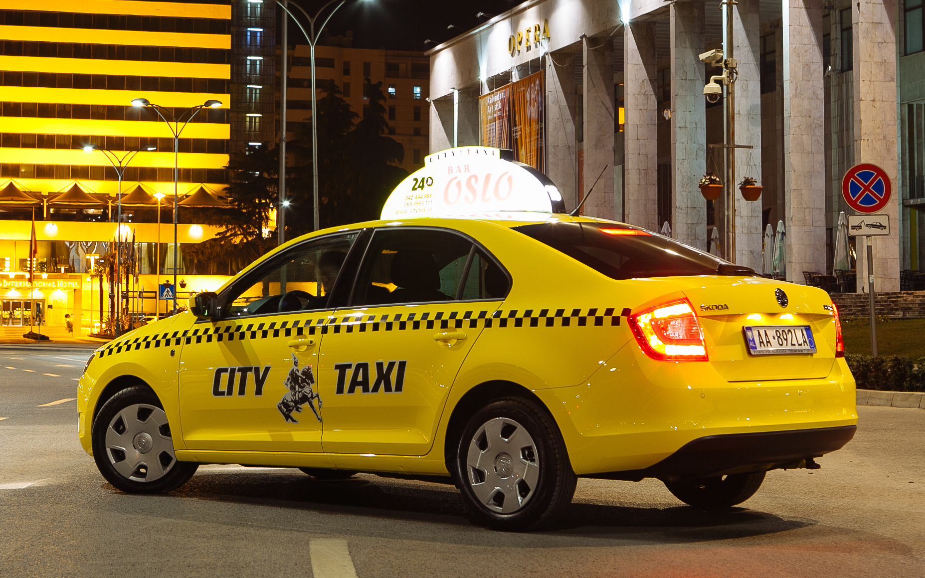 Такси трехгорный. Машина "такси". Автомобиль «такси». Такси фото. Белая машина такси.